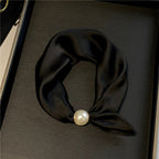 🤍 Magnetic scarf with a pearl – look elegant in seconds