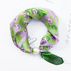 🤍 Magnetic scarf with a pearl – look elegant in seconds