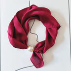 🤍 Magnetic scarf with a pearl – look elegant in seconds