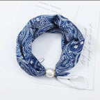 🤍 Magnetic scarf with a pearl – look elegant in seconds