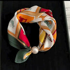 🤍 Magnetic scarf with a pearl – look elegant in seconds