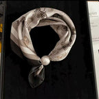 🤍 Magnetic scarf with a pearl – look elegant in seconds