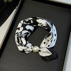 🤍 Magnetic scarf with a pearl – look elegant in seconds