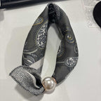 🤍 Magnetic scarf with a pearl – look elegant in seconds