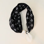 🤍 Magnetic scarf with a pearl – look elegant in seconds