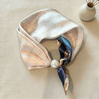 🤍 Magnetic scarf with a pearl – look elegant in seconds