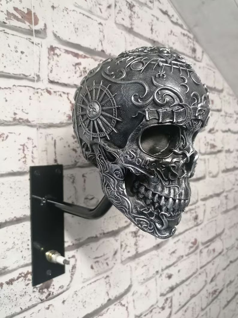 ☠️🏴‍☠️Skull holder for motorcycle helmet and jacket